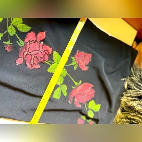 Elegant black strapless dress with red roses trim - Picture 6 of 10